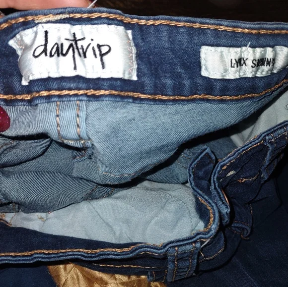 Cute and very comfy Daytrip jeans from the Buckle 27x 33 1/2. Has stretch - Picture 6 of 8
